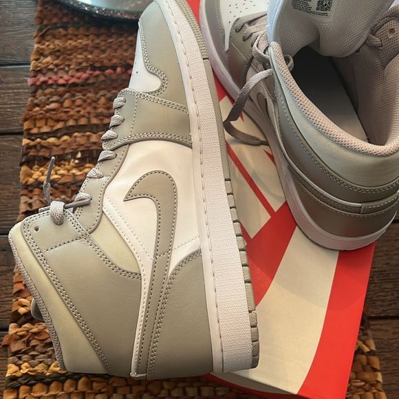 Mens Nike Air Jordan 1 Mid College Grey - 554724-082 Size 9 NDS - Picture 10 of 10